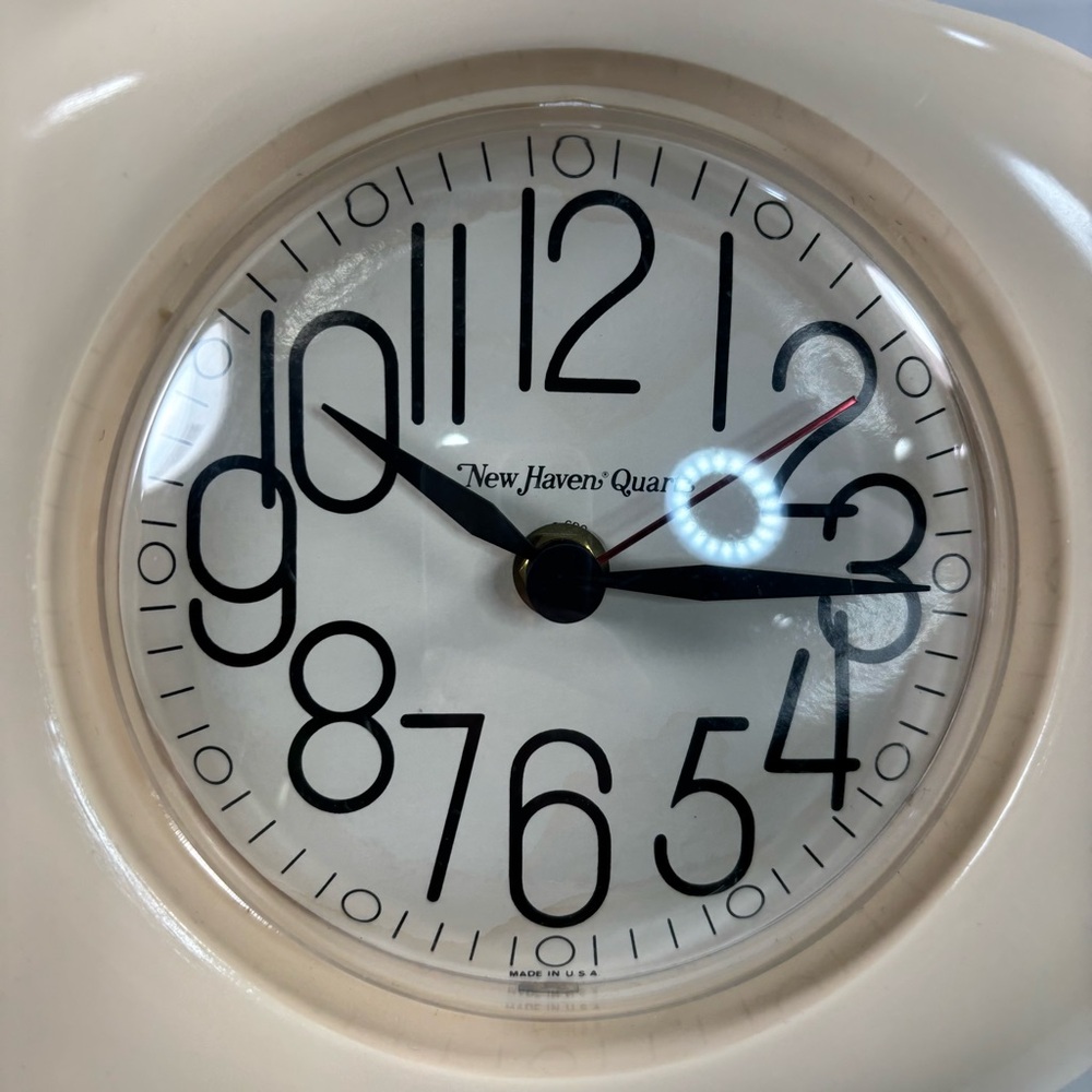 Vintage New Haven Quatrz  Wall Clock Beige Cream Color 14 X‎ 8” Made In USA - Picture 3 of 10